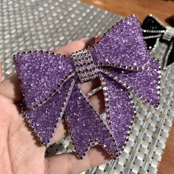 🎀 Bow Tie Pin 🎀 - Picture 2 of 4